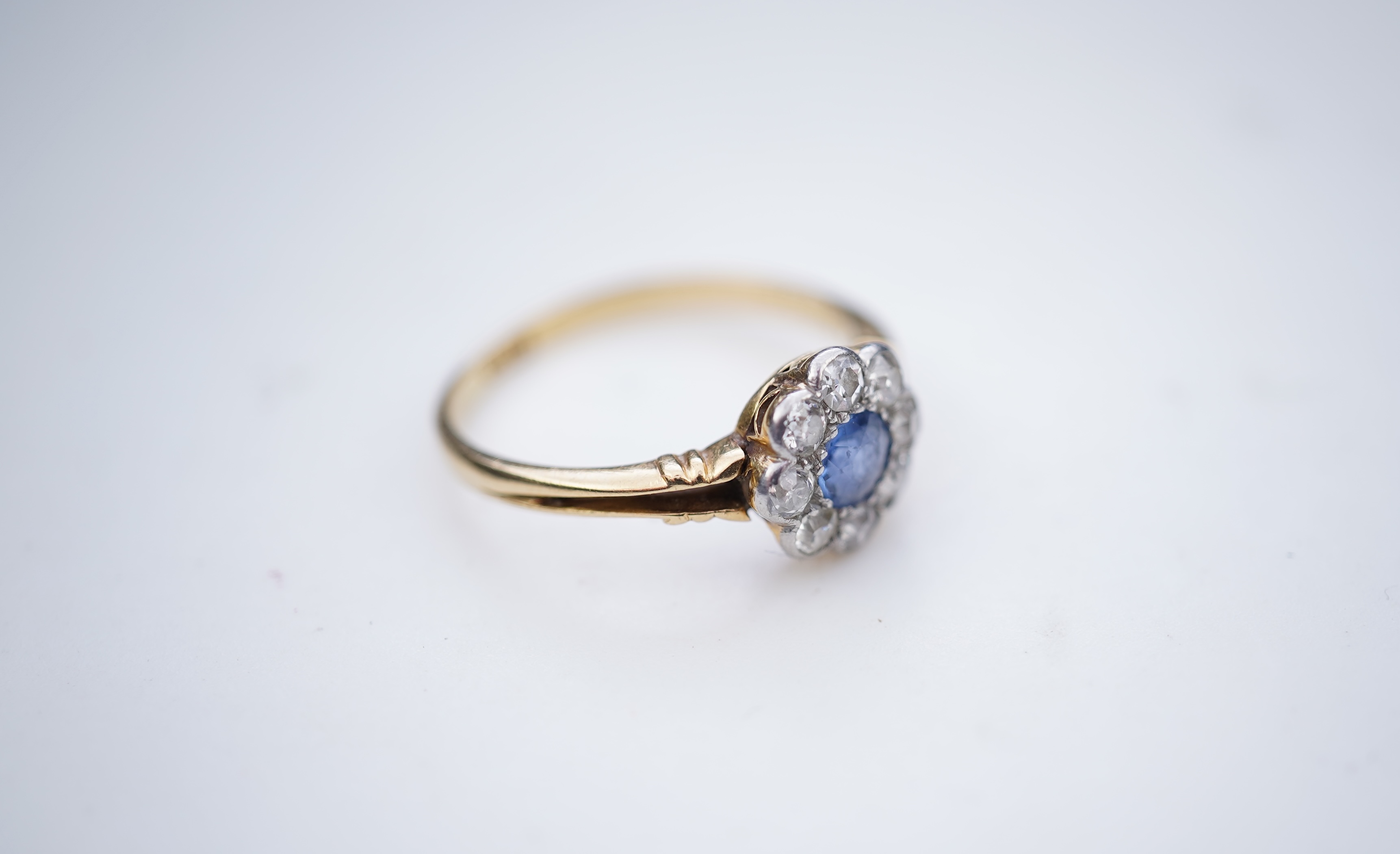 An Edwardian sapphire and diamond cluster ring, early 20th century